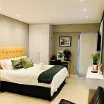 Modern Apartment In Mouille Point With Green Point Park Access