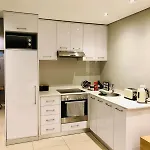 Modern Apartment In Mouille Point With Green Point Park Access