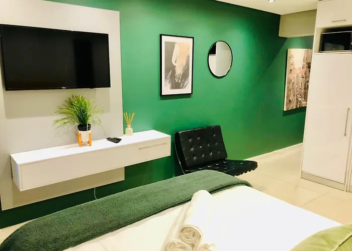 Modern Apartment In Mouille Point With Green Point Park Access
